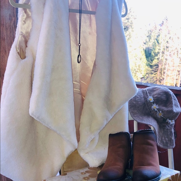 Fuzzy vest - Picture 5 of 5